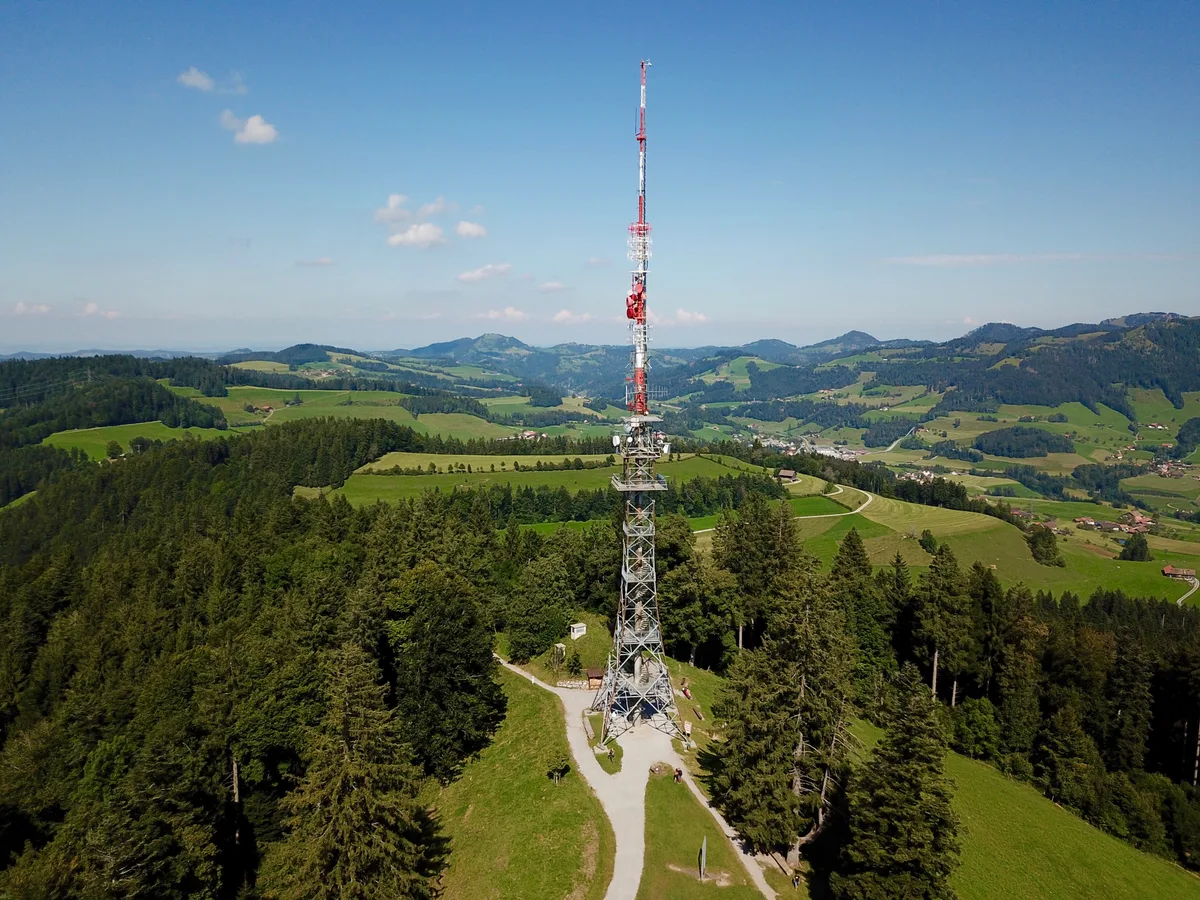 Der Bachtel ist vom Kanton als möglicher Standort für eine Windenergieanlage nicht mehr vorgesehen. (Archiv) Luftaufnahme des Bachtels bei Hinwil. Man sieht einen Berg mit einem grossen Aussichtsturm und einer Radioantenne.
